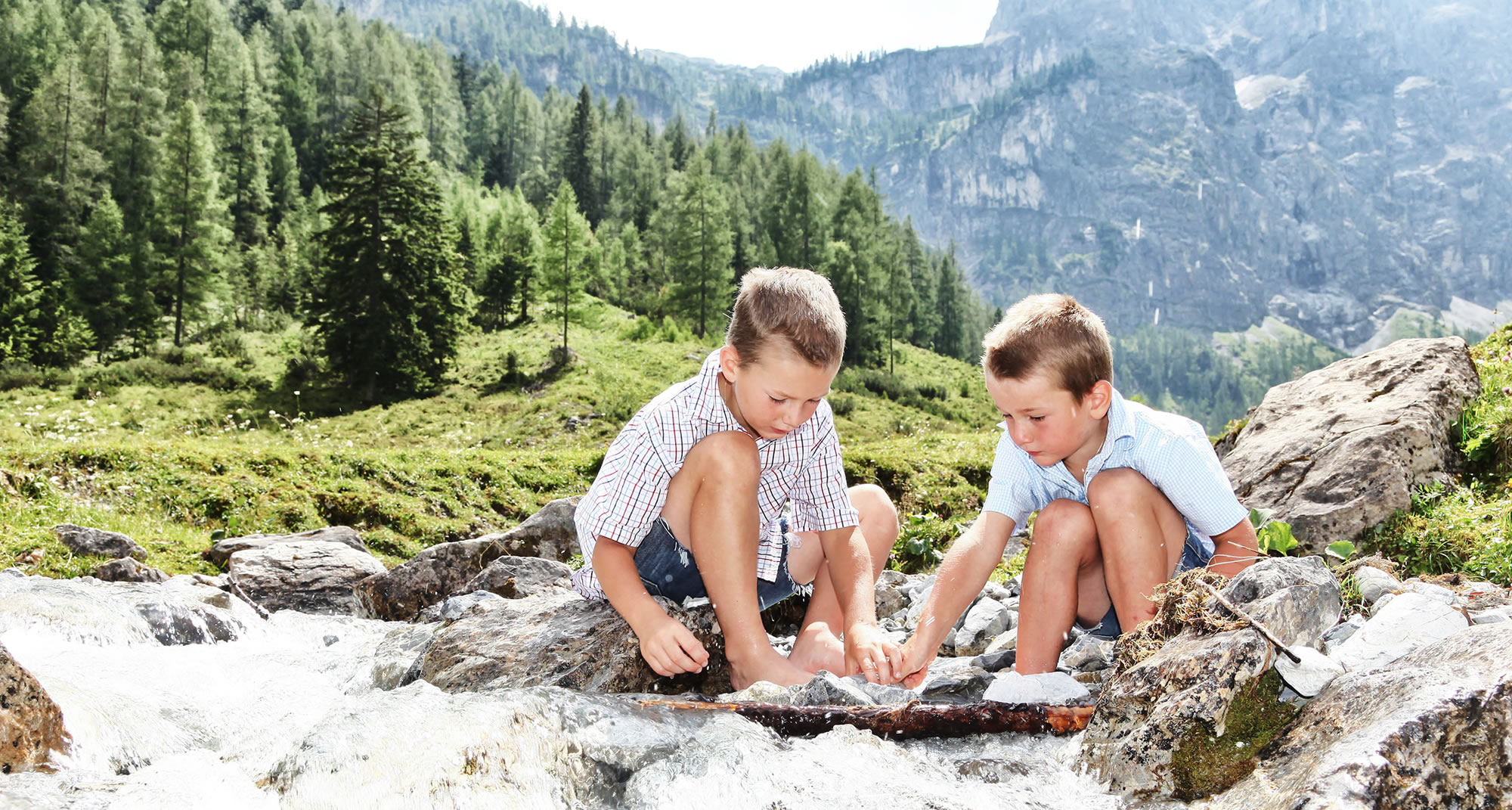 Kinder spielen am Bach bei den Marbachalmen © Flachau Tourismus